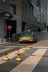 השוואת טכנולוגיות רכבים חשמליים מול היברידיים – מה משתלם?
