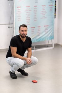 אלעד רוט הוא שחקן, במאי ומחנך שפיתח מודל ייחודי למניעת אלימות בקרב ילדים ונוער באמצעות תיאטרון ותקשורת מקרבת. אלעד רוט הוא שחקן, במאי ומחנך שפיתח מודל ייחודי למניעת אלימות בקרב ילדים ונוער באמצעות תיאטרון ותקשורת מקרבת.